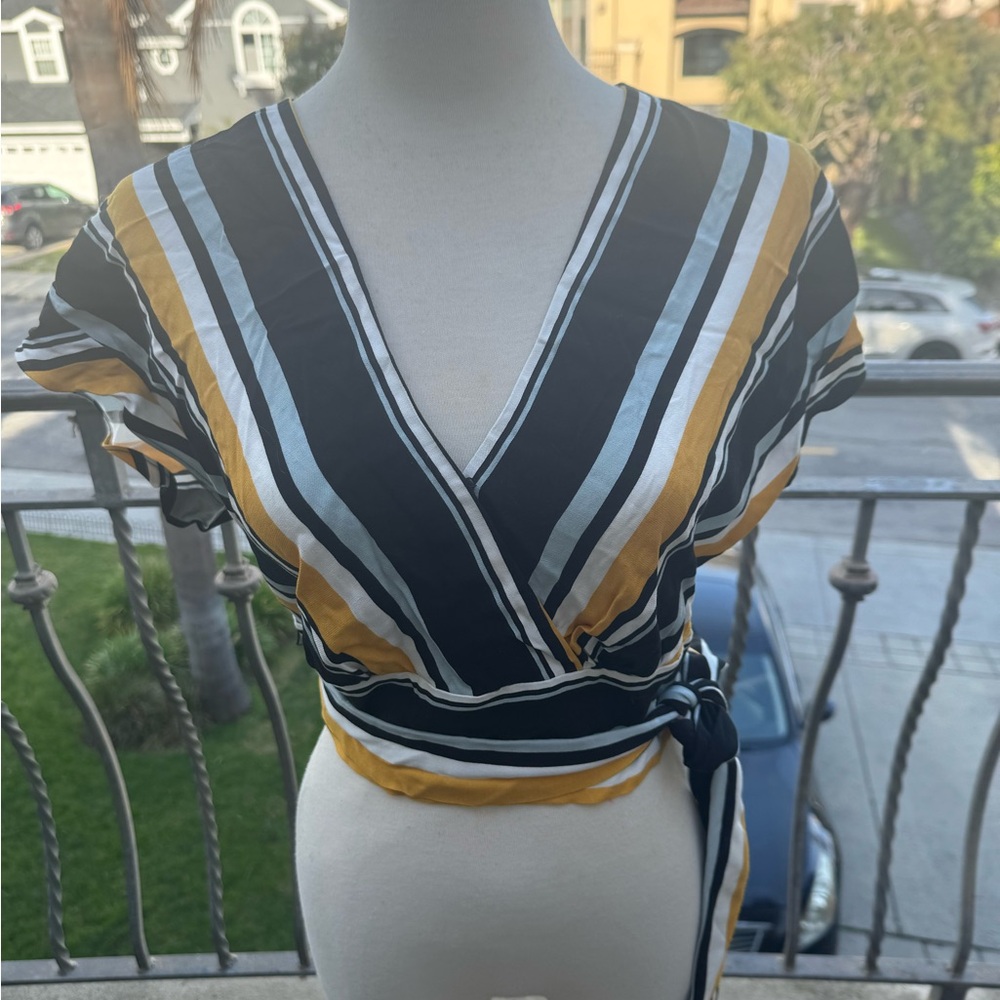 Almost new Parker short-sleeved wrap blouse XS. 15 PTP.